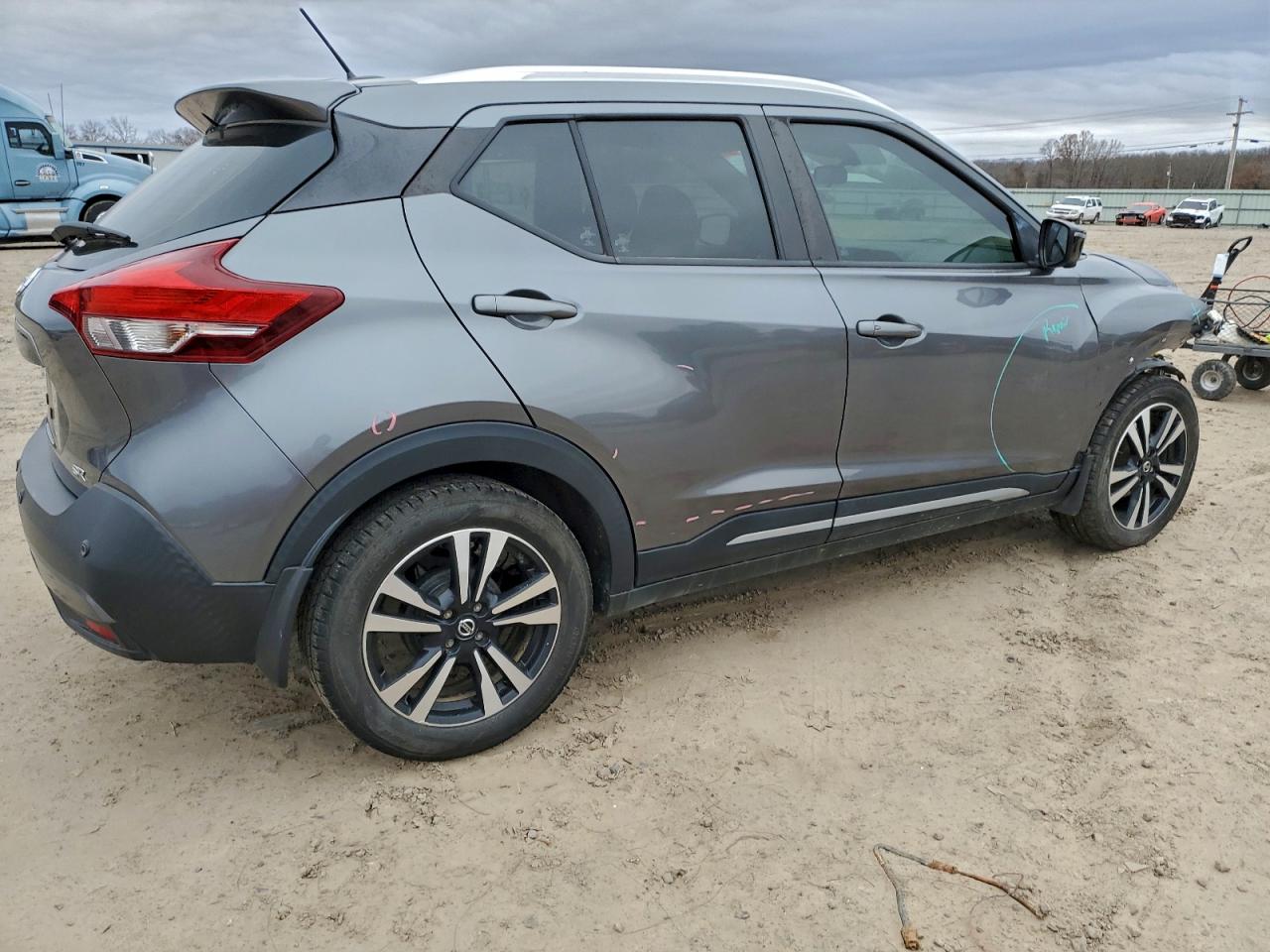 2020 NISSAN KICKS SR photo 3