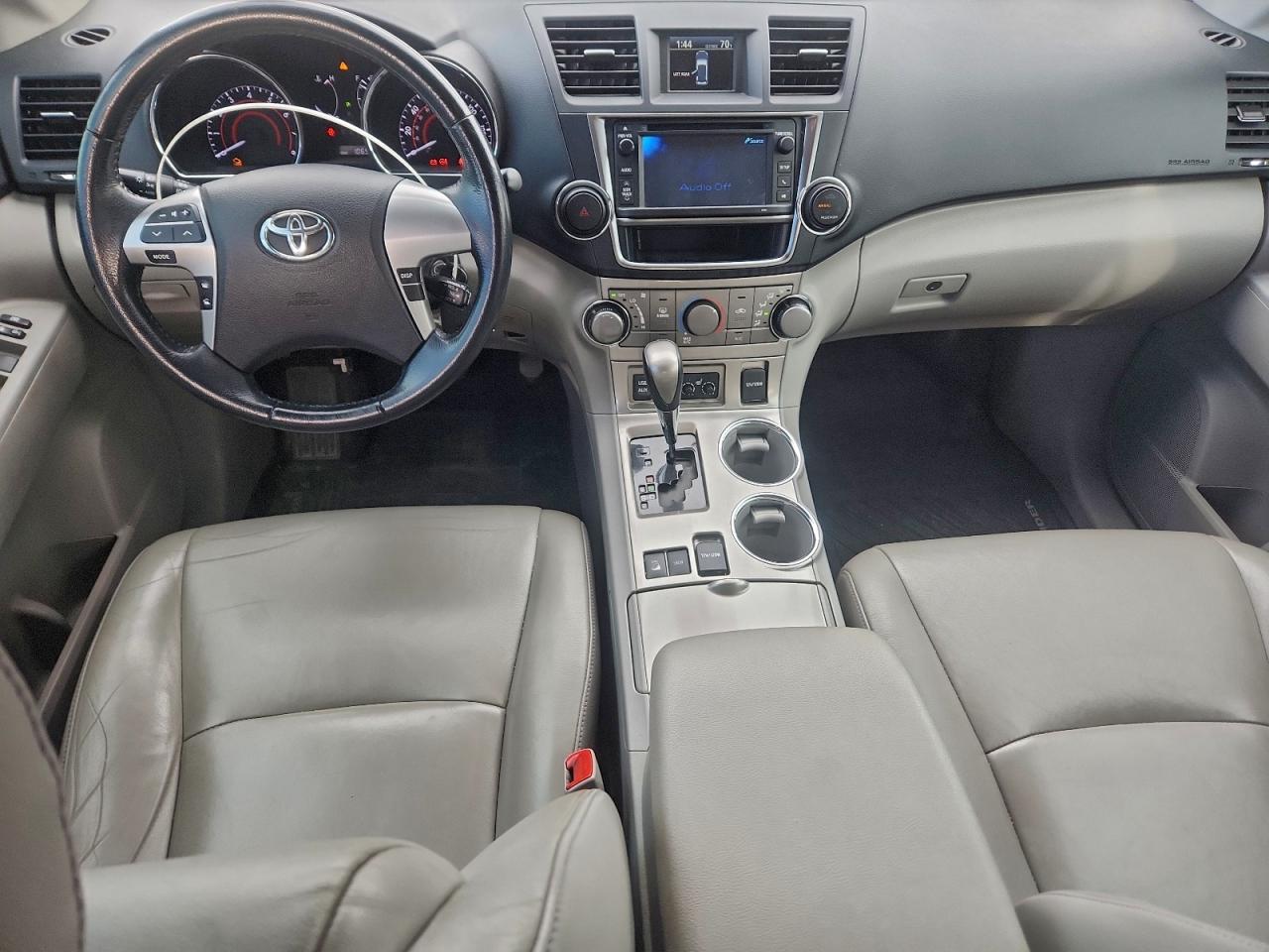 2013 TOYOTA HIGHLANDER BASE photo 8