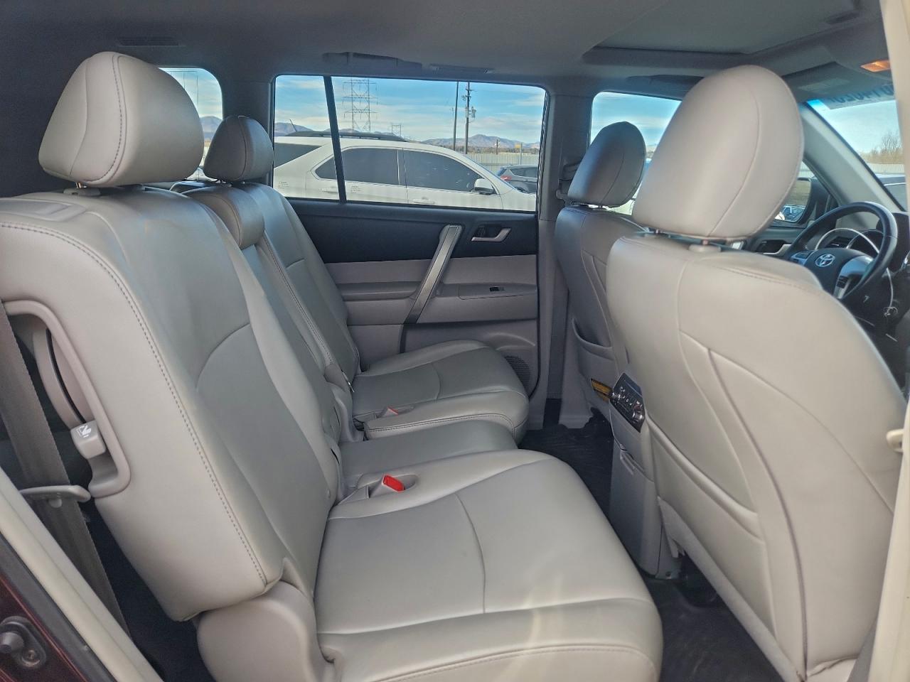 2013 TOYOTA HIGHLANDER BASE photo 11