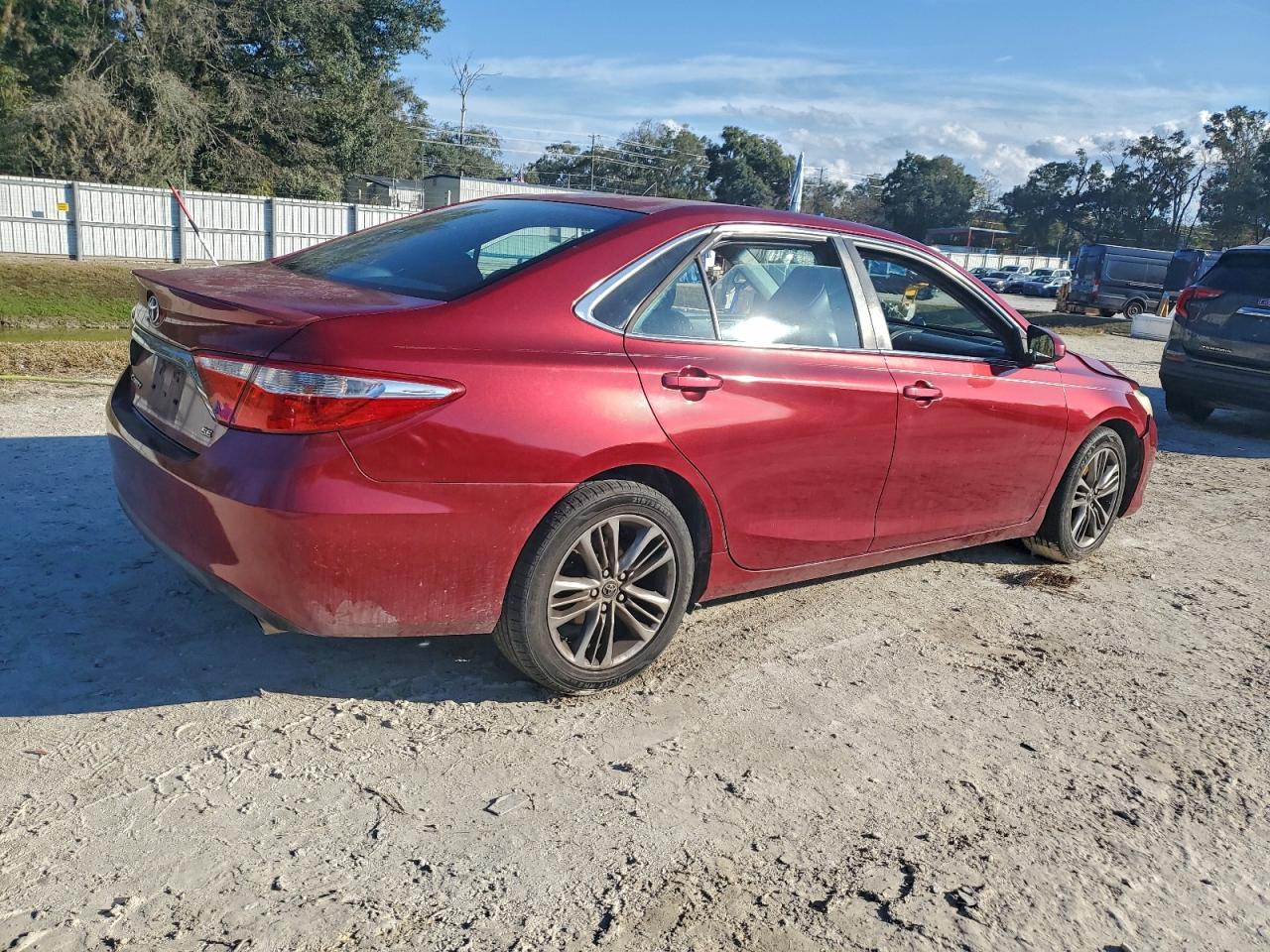 2015 TOYOTA CAMRY LE photo 3