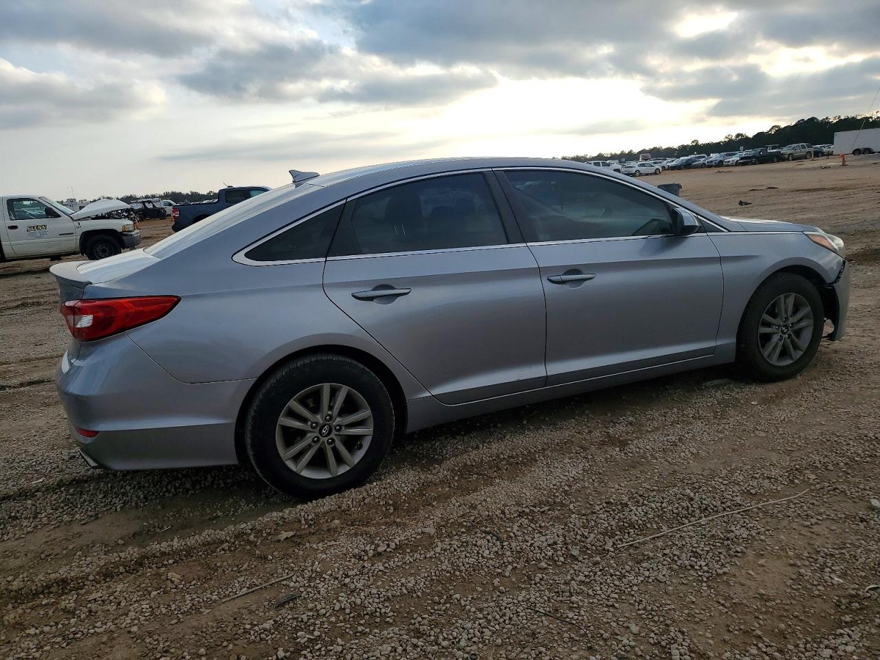 2015 HYUNDAI SONATA SE photo 3
