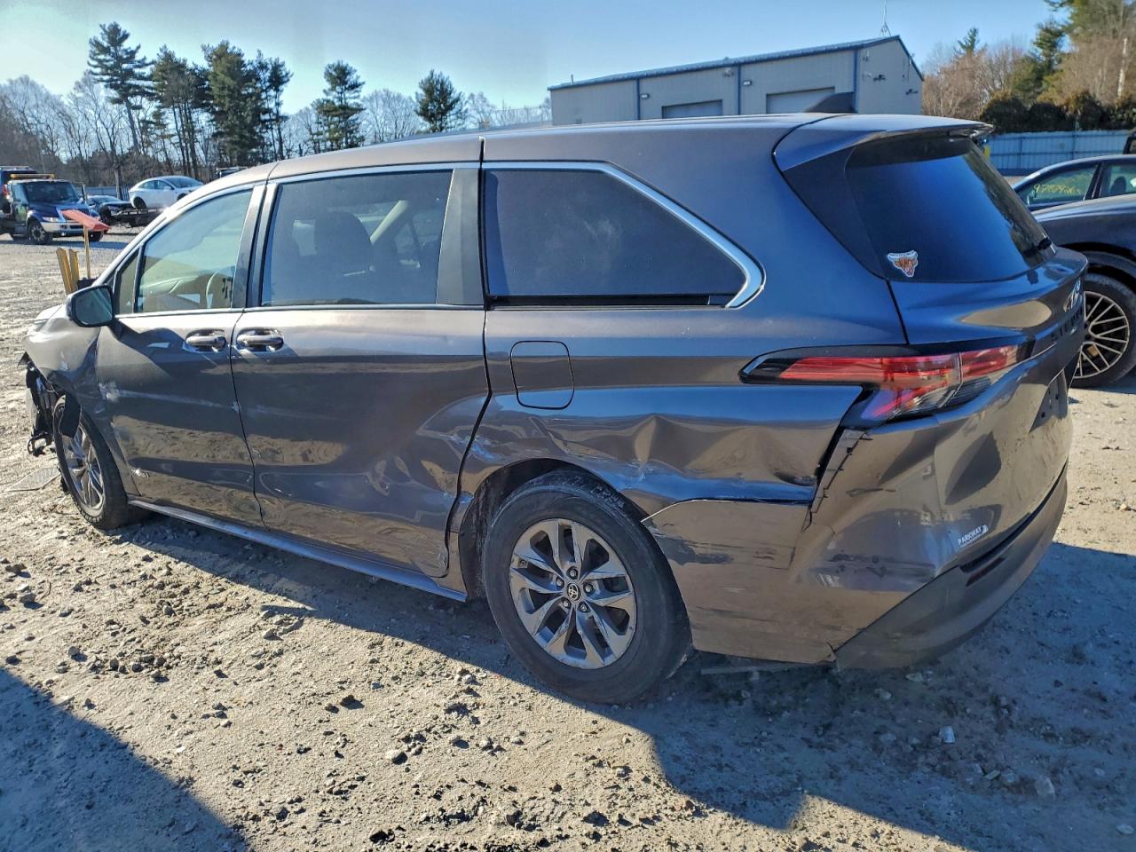 2021 TOYOTA SIENNA LE photo 2