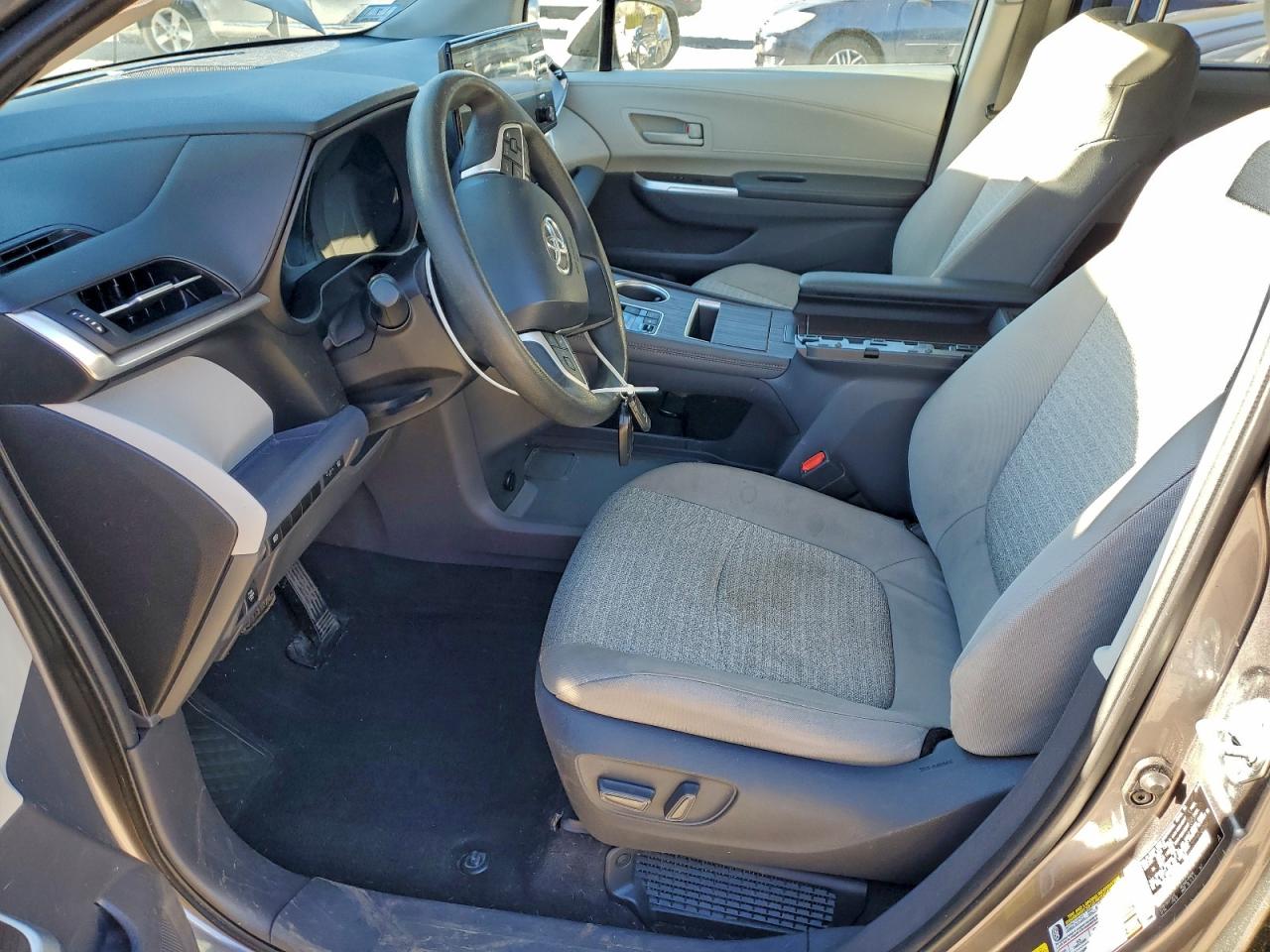 2021 TOYOTA SIENNA LE photo 7