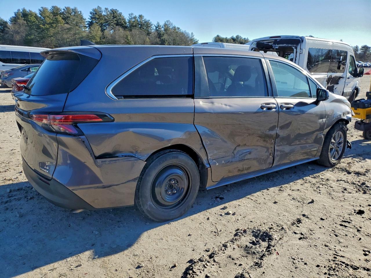 2021 TOYOTA SIENNA LE photo 3