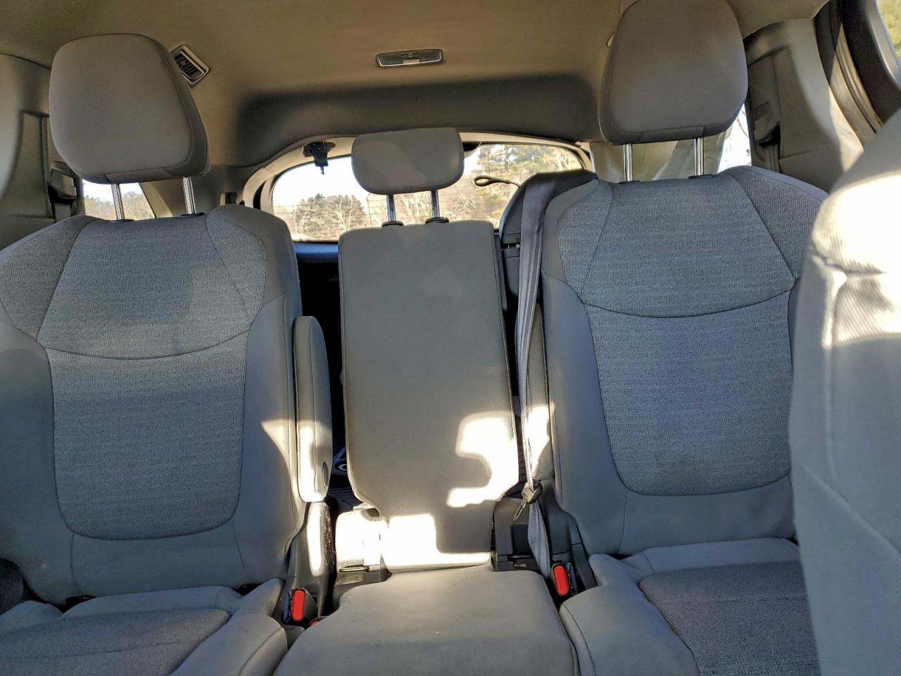 2021 TOYOTA SIENNA LE photo 10