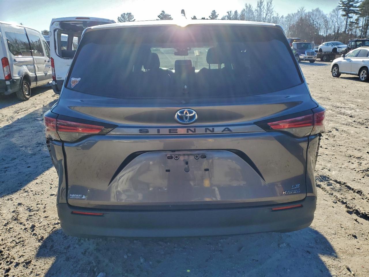 2021 TOYOTA SIENNA LE photo 6