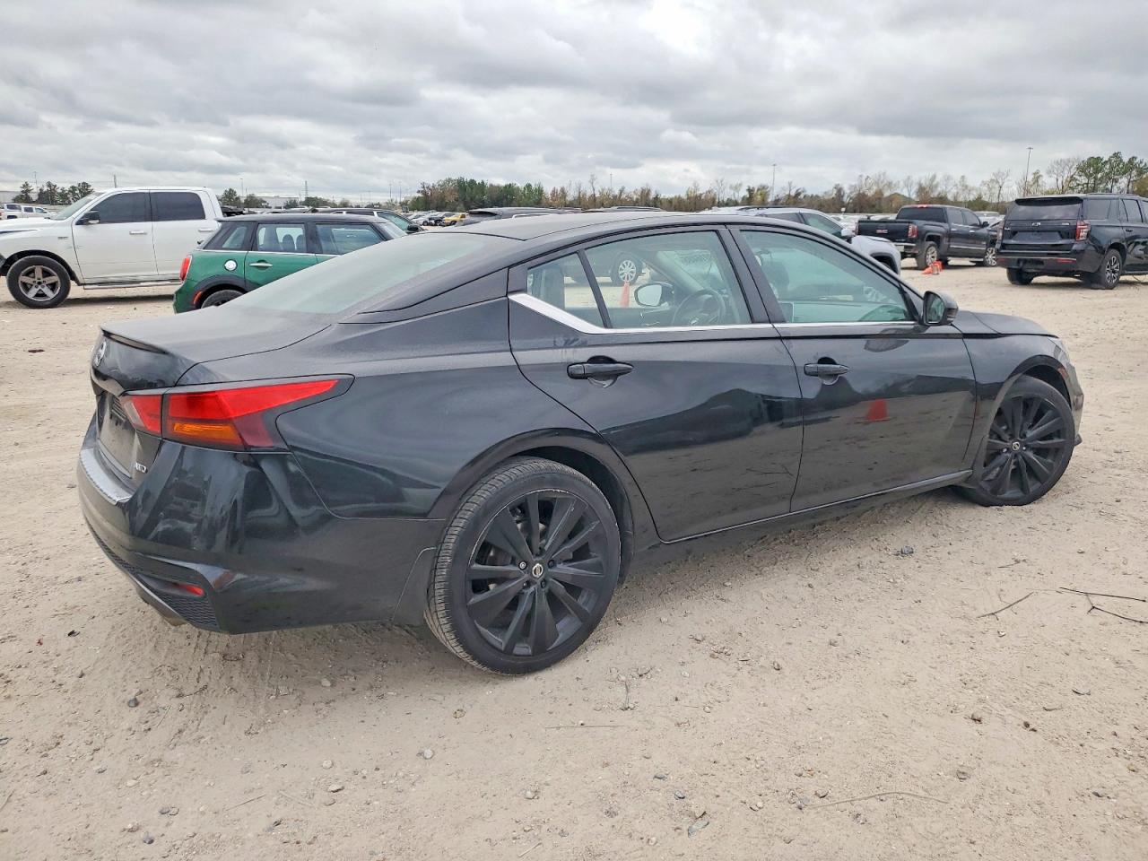 2019 NISSAN ALTIMA SR photo 3