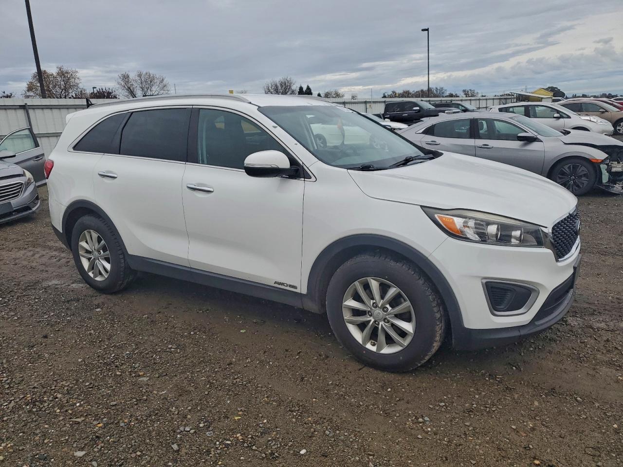 2017 KIA SORENTO LX photo 4