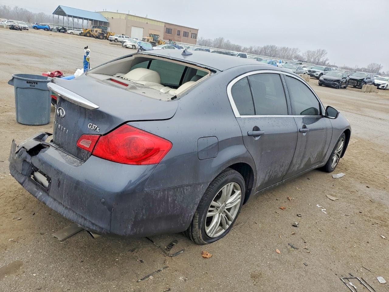 2012 INFINITI G37 photo 3
