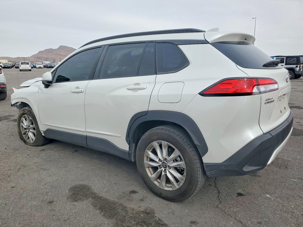 2023 TOYOTA COROLLA CROSS LE photo 2