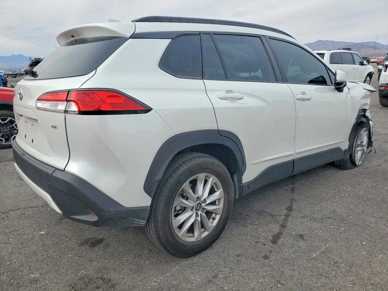 2023 TOYOTA COROLLA CROSS LE photo 3