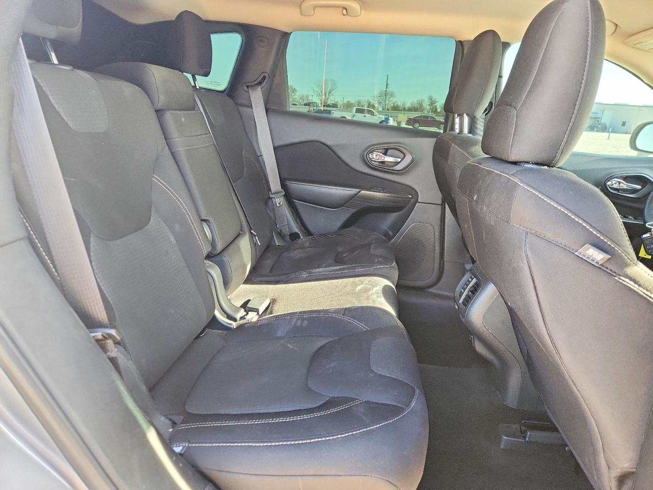 2016 JEEP CHEROKEE LATITUDE photo 11