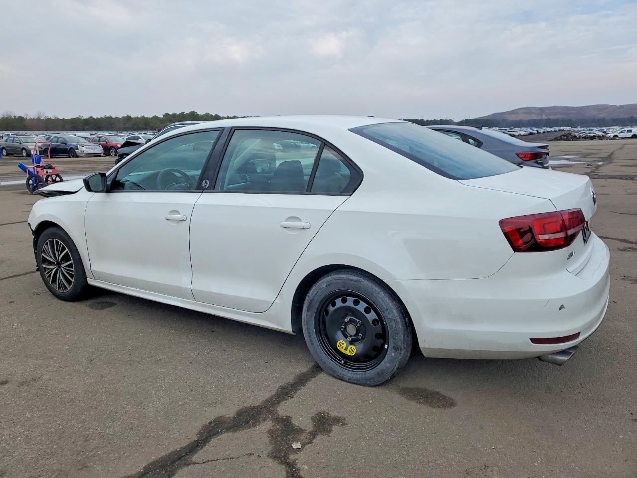 2018 VOLKSWAGEN JETTA SE photo 2