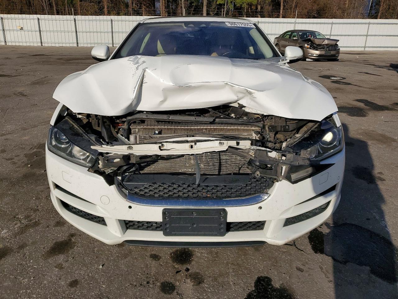 2017 JAGUAR XE PREMIUM photo 5