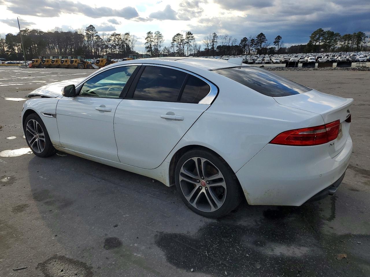 2017 JAGUAR XE PREMIUM photo 2