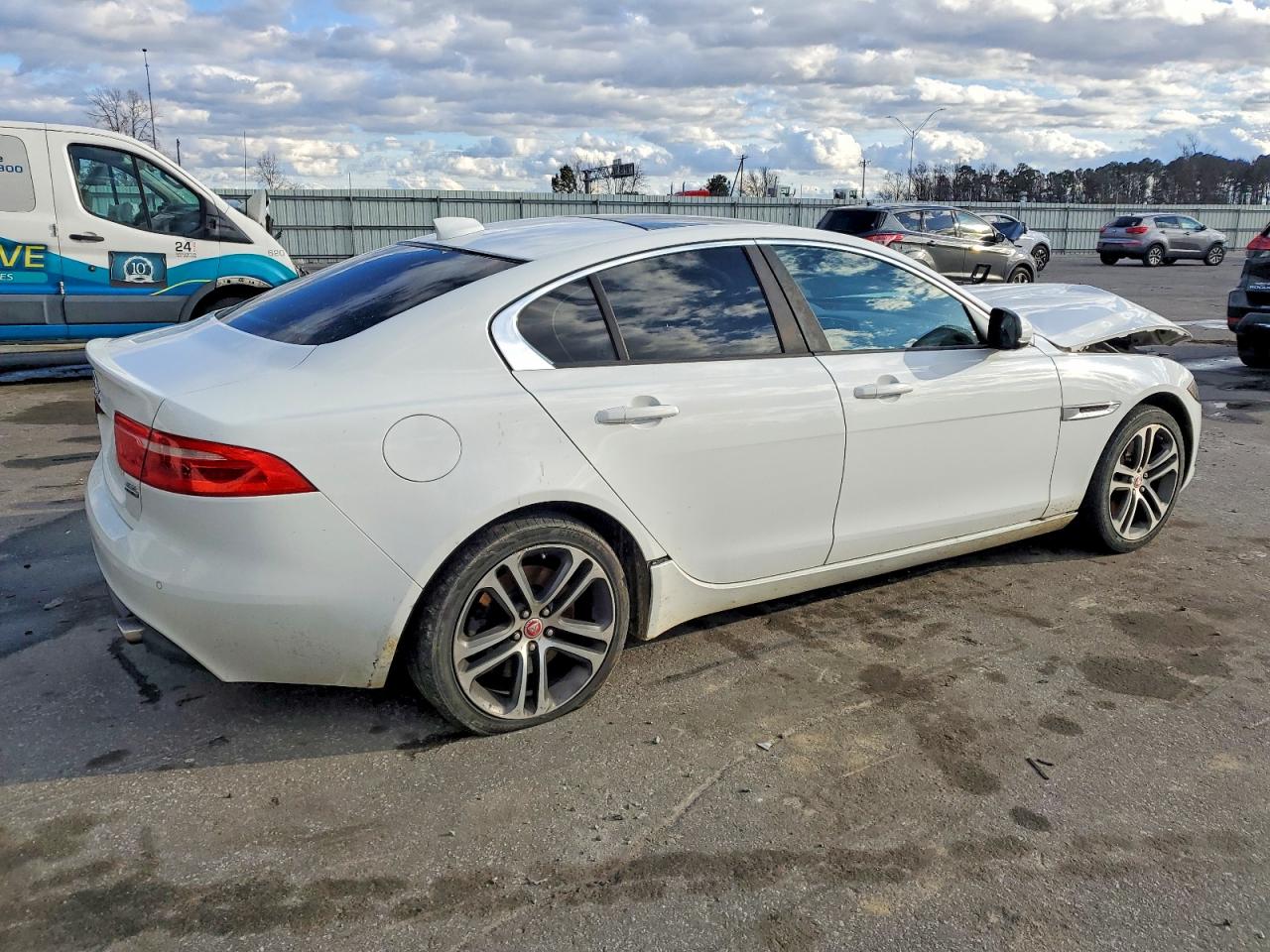2017 JAGUAR XE PREMIUM photo 3