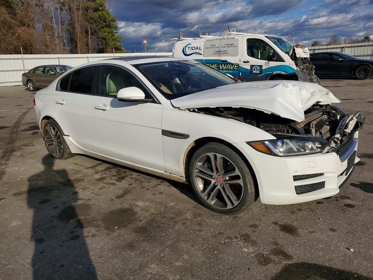 2017 JAGUAR XE PREMIUM photo 4