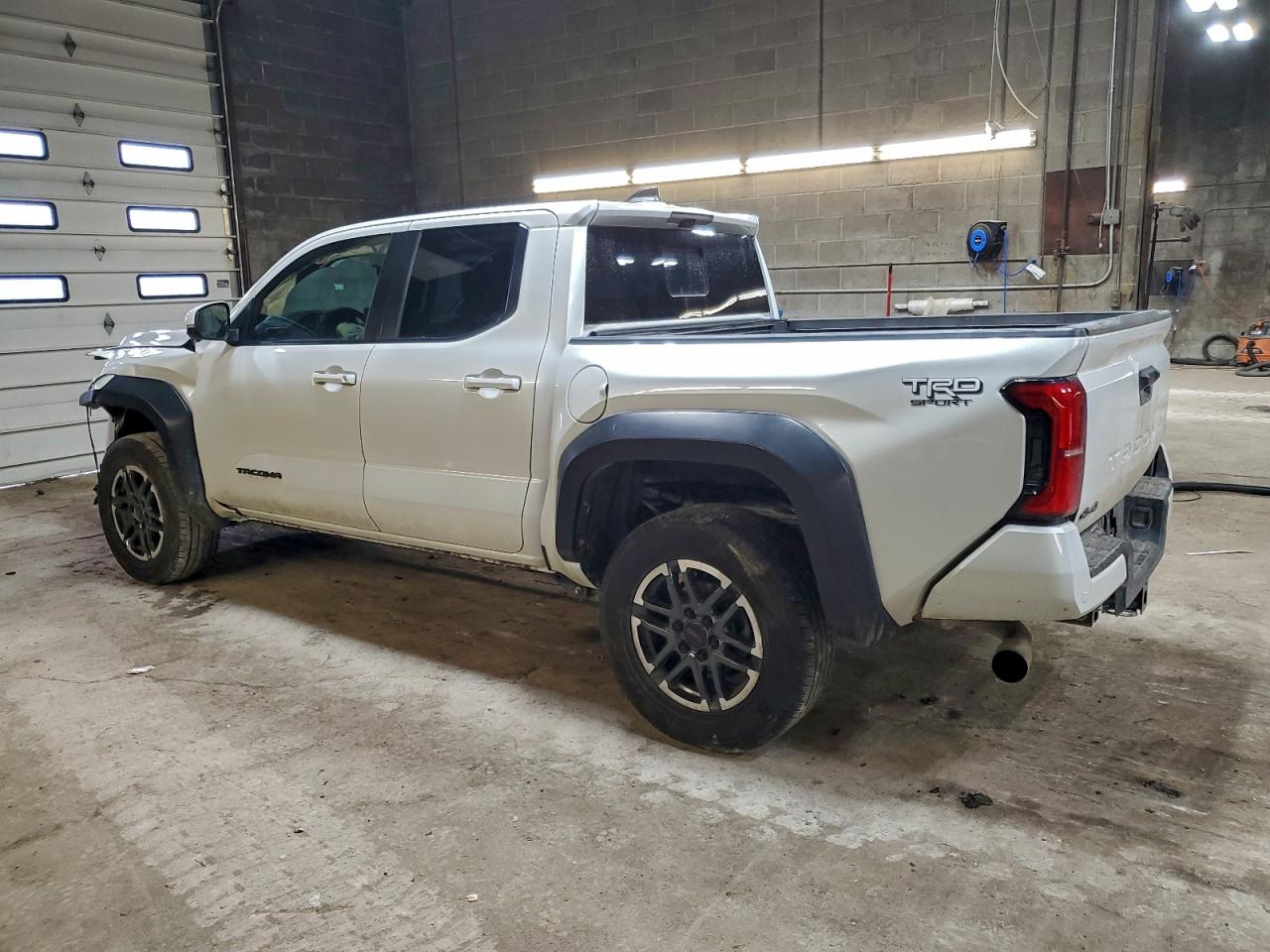 2024 TOYOTA TACOMA DOUBLE CAB photo 2