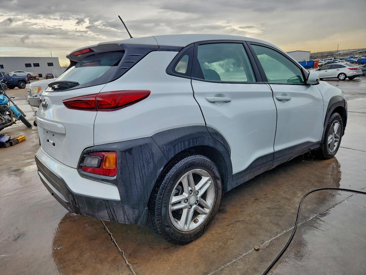 2020 HYUNDAI KONA SE photo 3