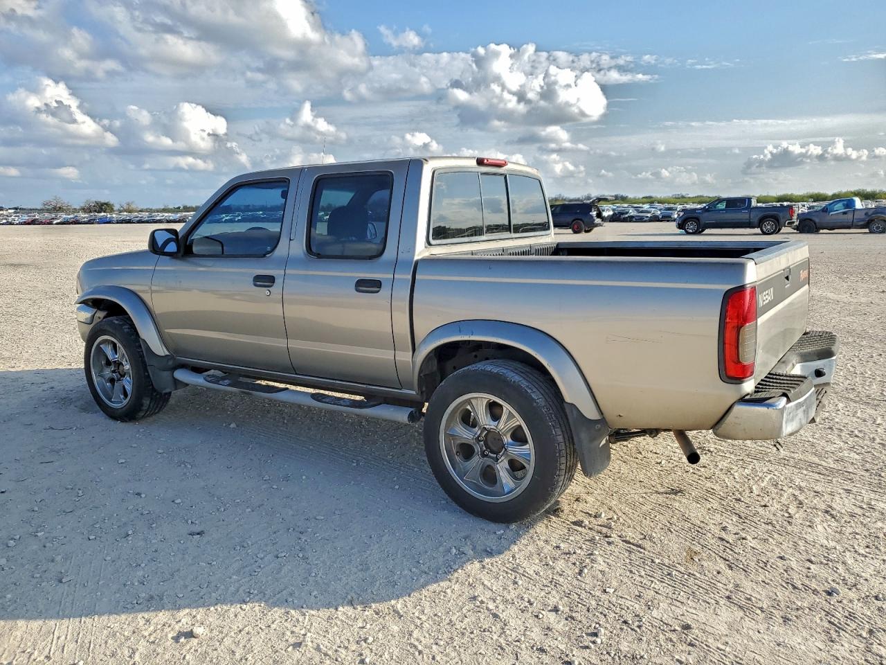2000 NISSAN FRONTIER CREW CAB XE photo 2