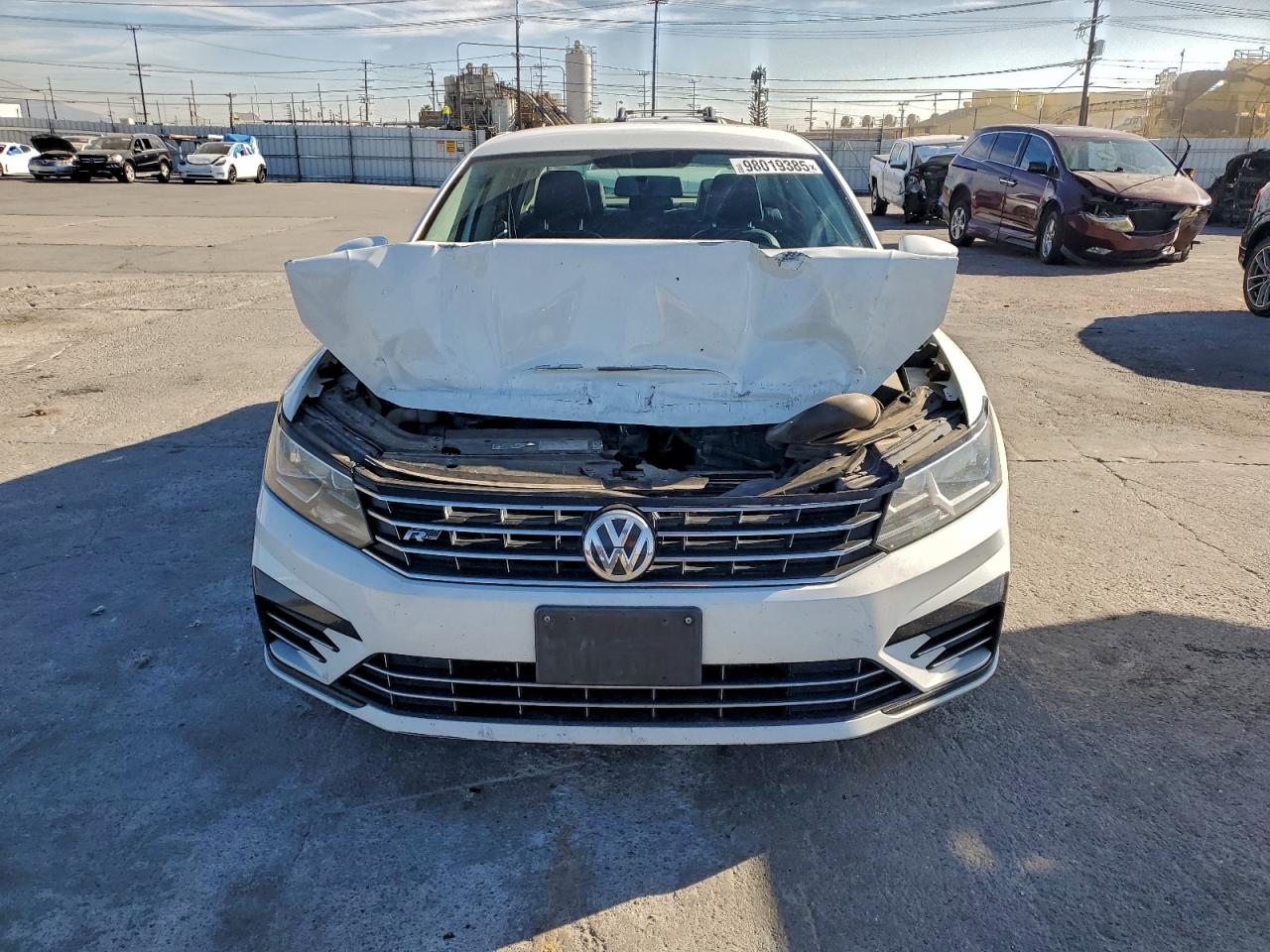 2017 VOLKSWAGEN PASSAT R-LINE photo 5
