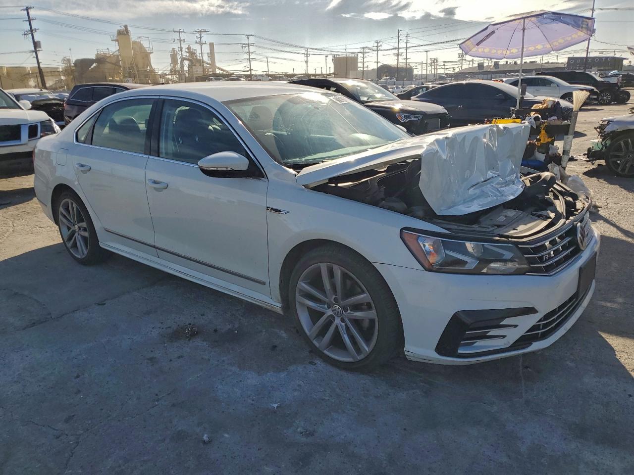 2017 VOLKSWAGEN PASSAT R-LINE photo 4