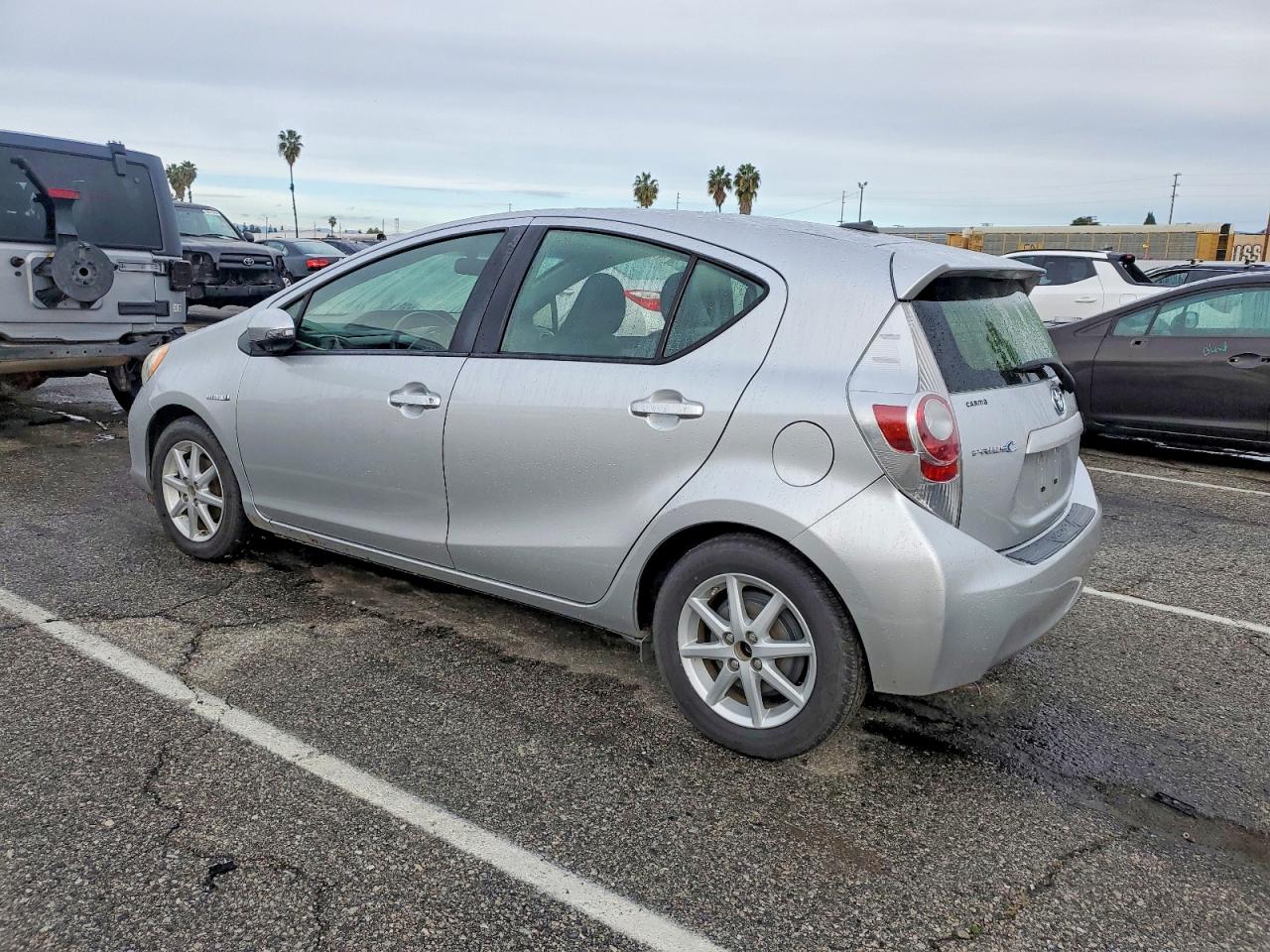2014 TOYOTA PRIUS C photo 2