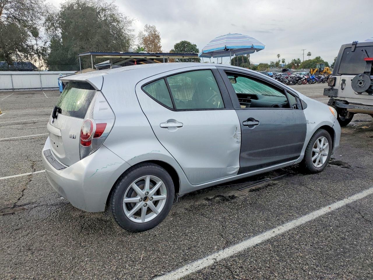 2014 TOYOTA PRIUS C photo 3