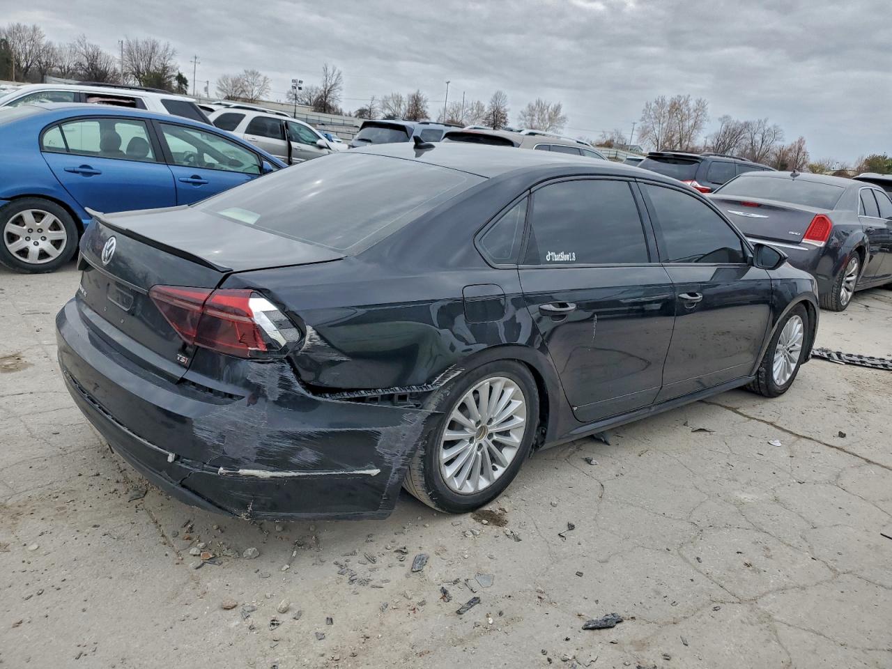 2017 VOLKSWAGEN PASSAT SE photo 3