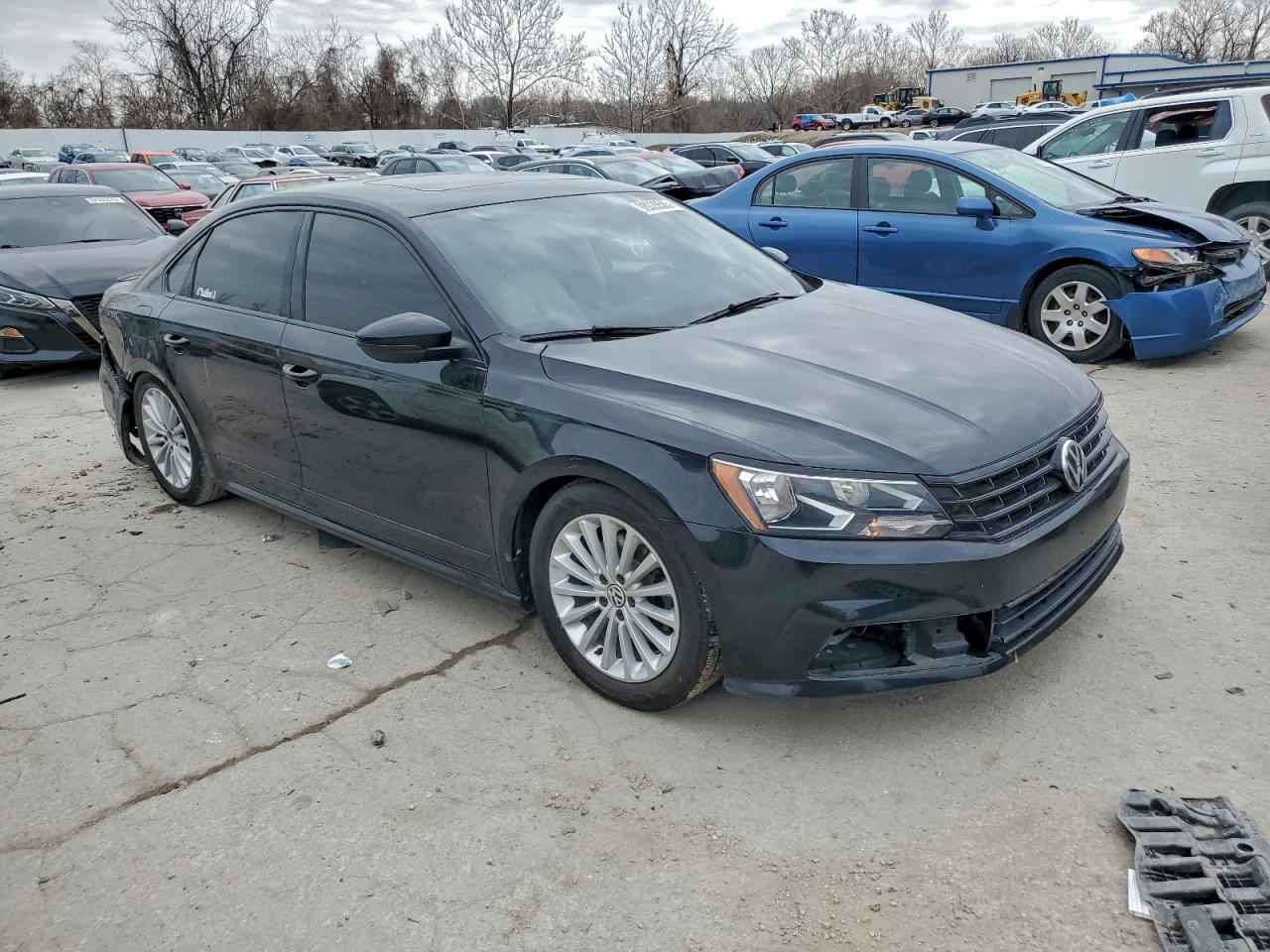 2017 VOLKSWAGEN PASSAT SE photo 4