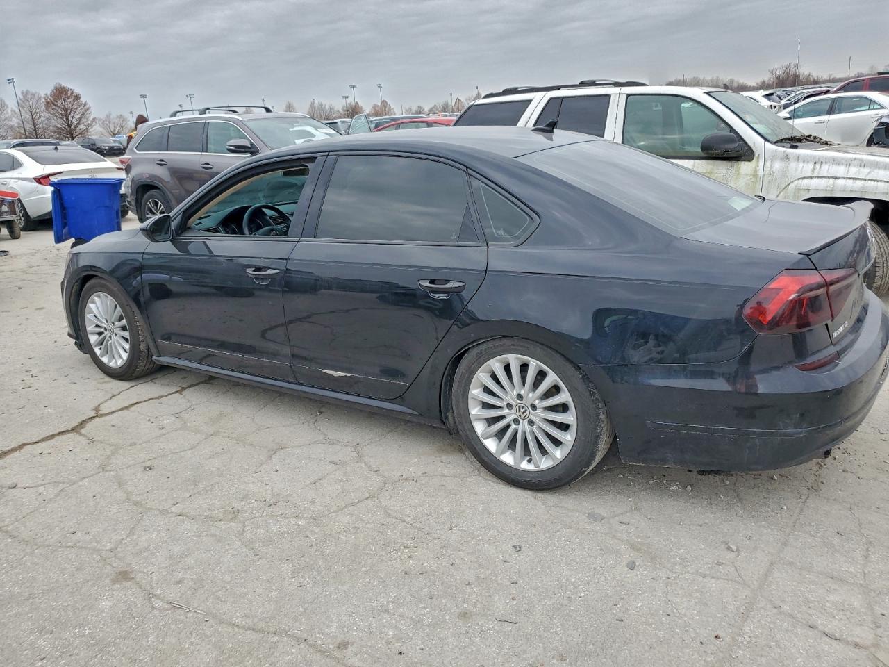 2017 VOLKSWAGEN PASSAT SE photo 2