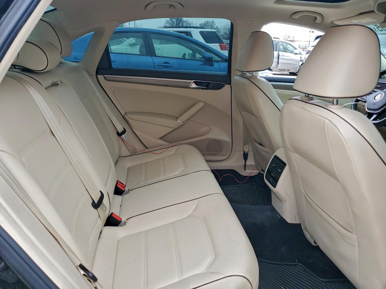 2017 VOLKSWAGEN PASSAT SE photo 10