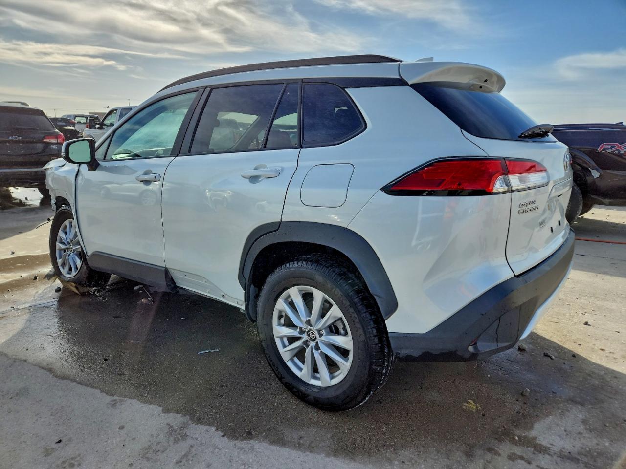 2023 TOYOTA COROLLA CROSS LE photo 2