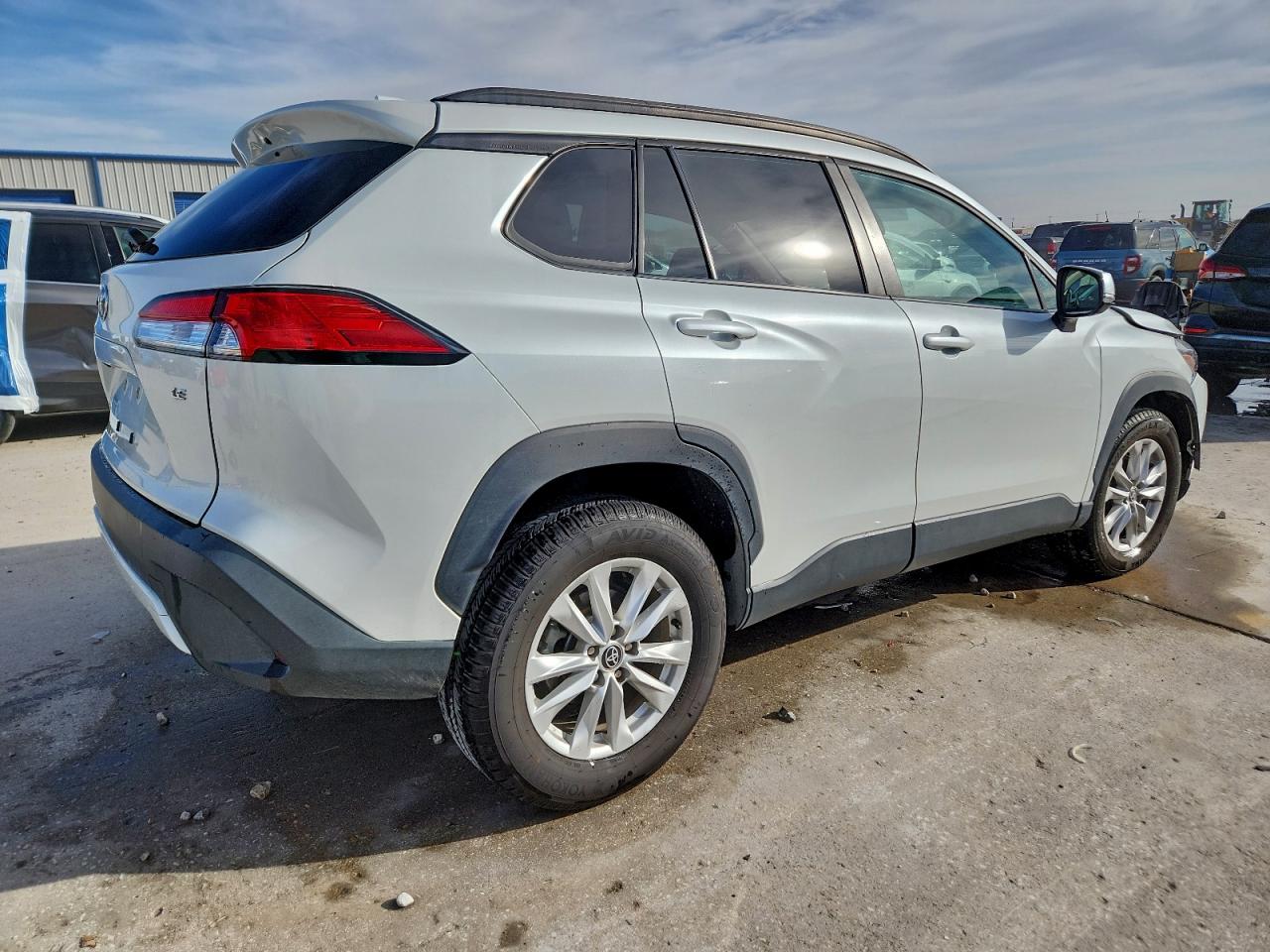 2023 TOYOTA COROLLA CROSS LE photo 3