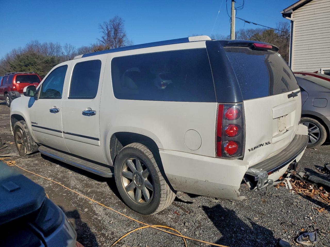 2013 GMC YUKON XL DENALI photo 2