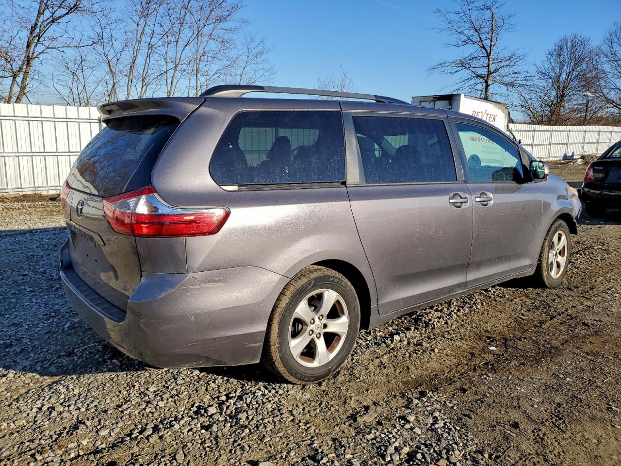2015 TOYOTA SIENNA LE photo 3