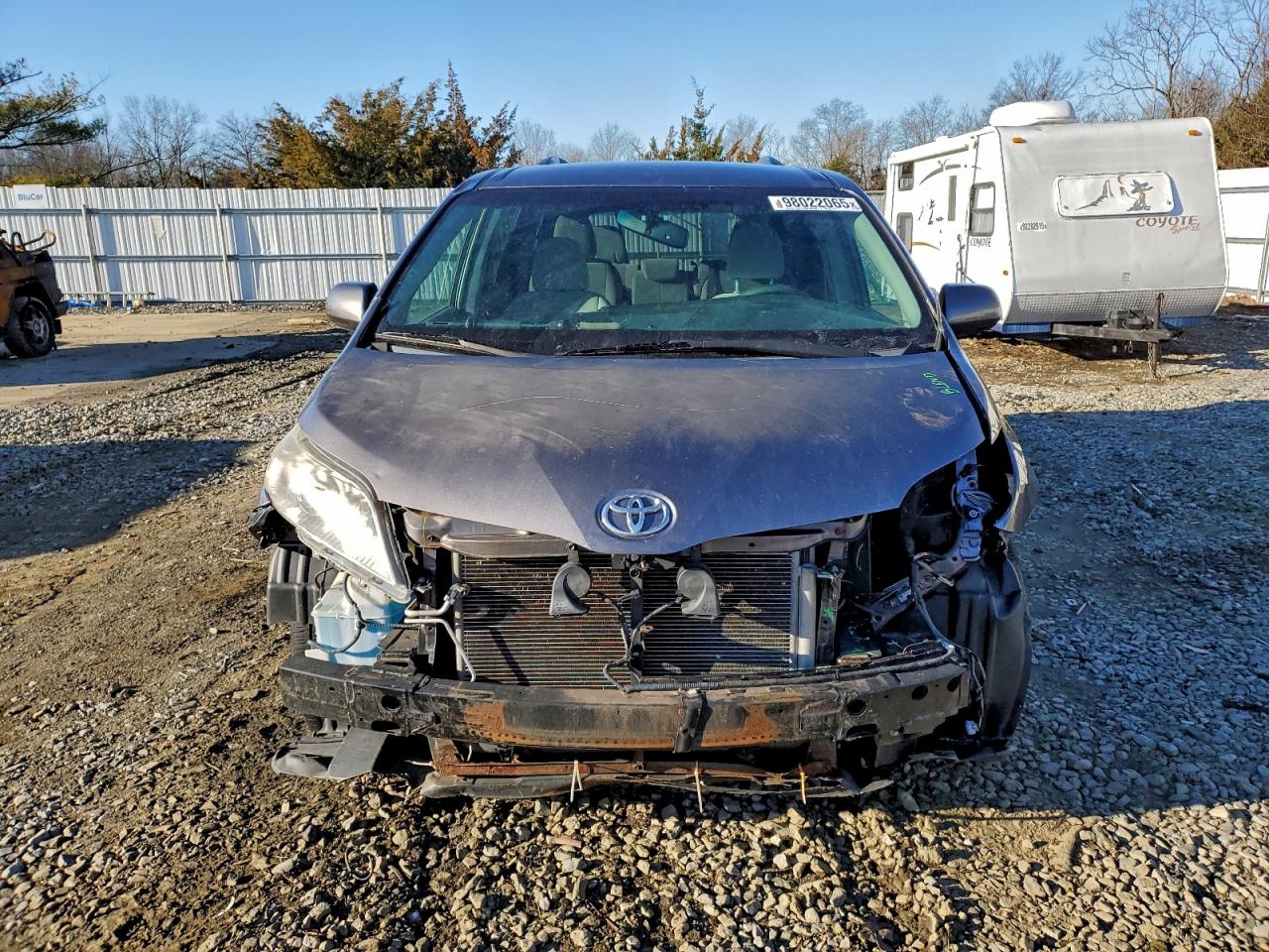 2015 TOYOTA SIENNA LE photo 5