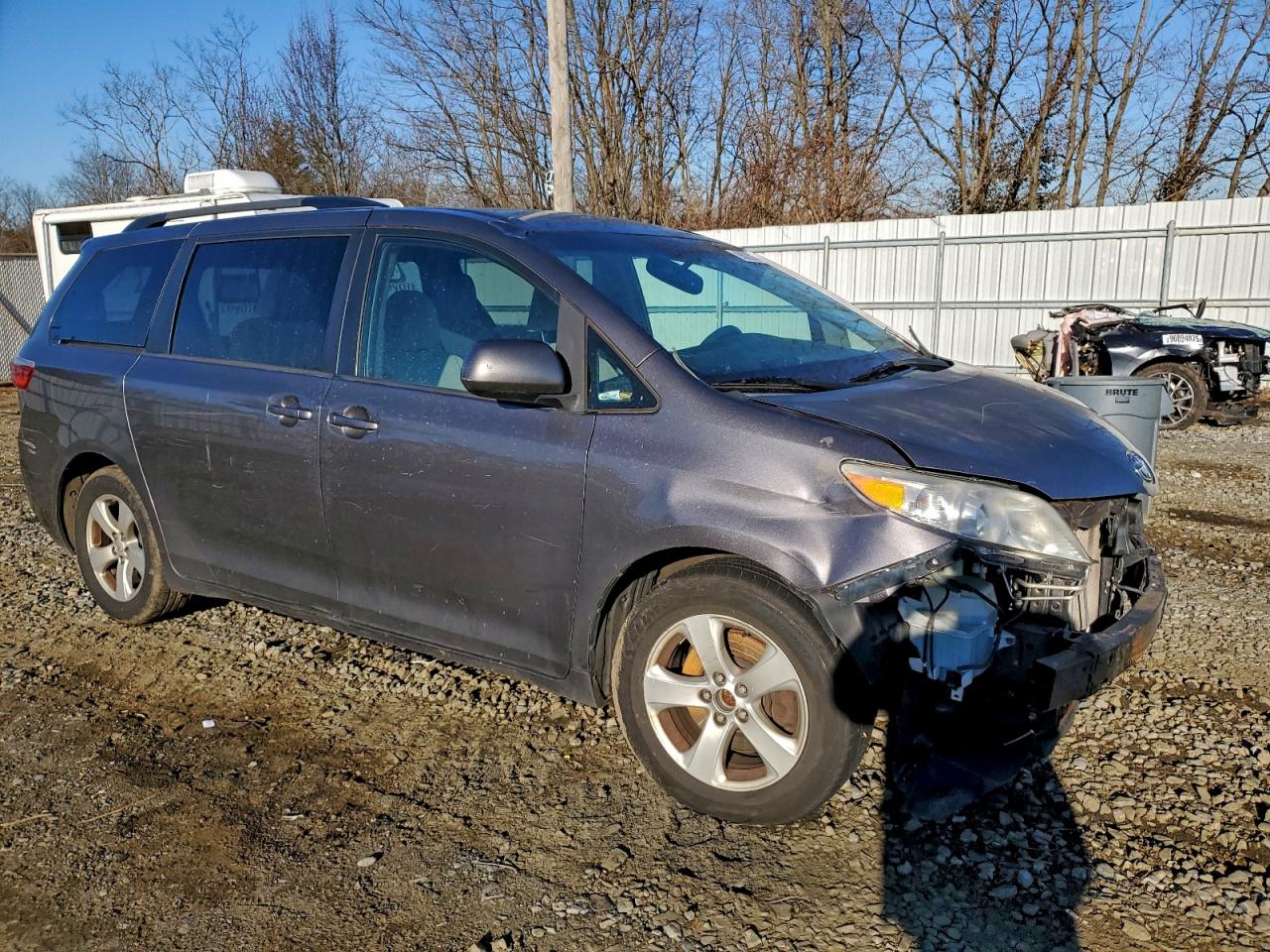 2015 TOYOTA SIENNA LE photo 4