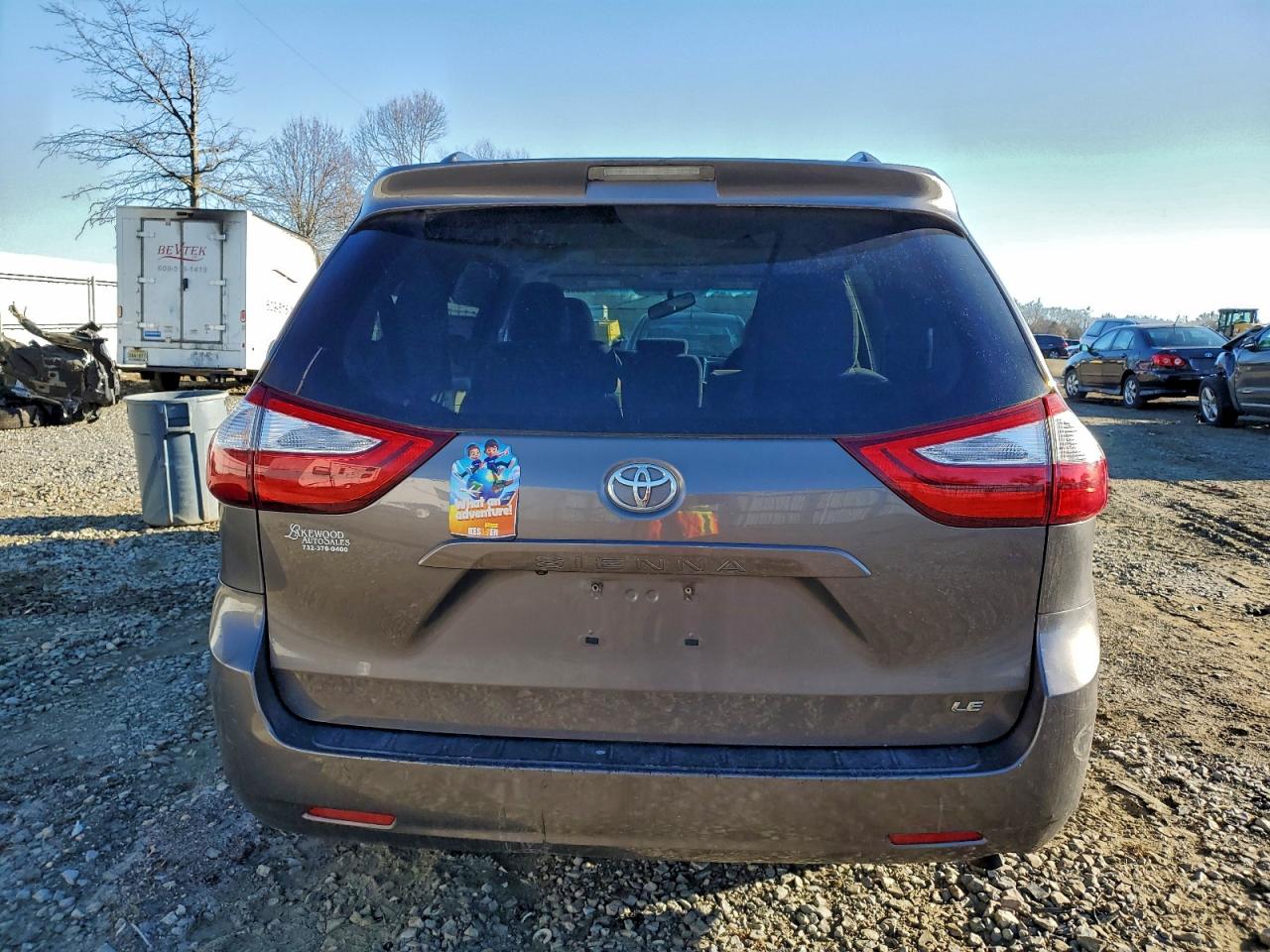 2015 TOYOTA SIENNA LE photo 6