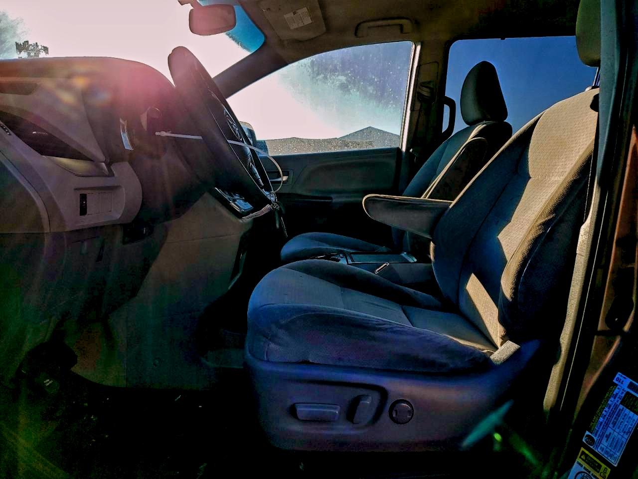 2015 TOYOTA SIENNA LE photo 7