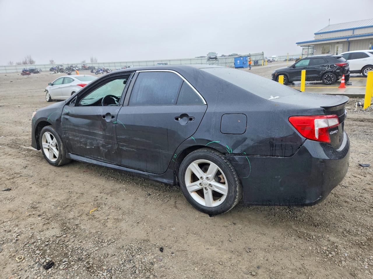 2014 TOYOTA CAMRY L photo 3