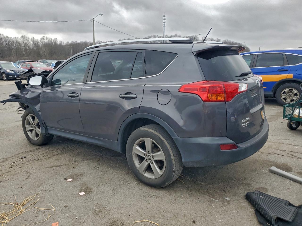 2015 TOYOTA RAV4 XLE photo 2