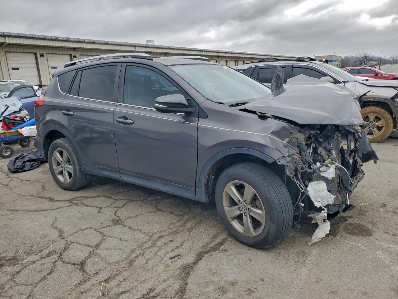 2015 TOYOTA RAV4 XLE photo 4