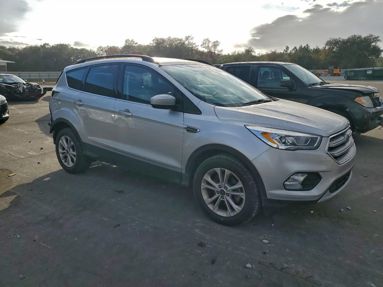 2017 FORD ESCAPE SE photo 4