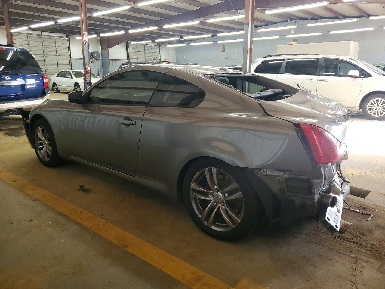 2009 INFINITI G37 BASE photo 2
