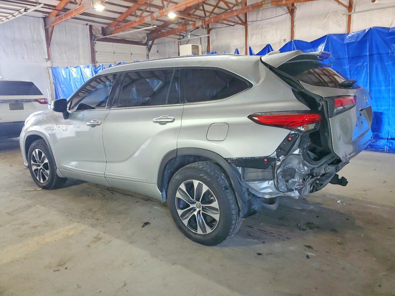 2020 TOYOTA HIGHLANDER XLE photo 2