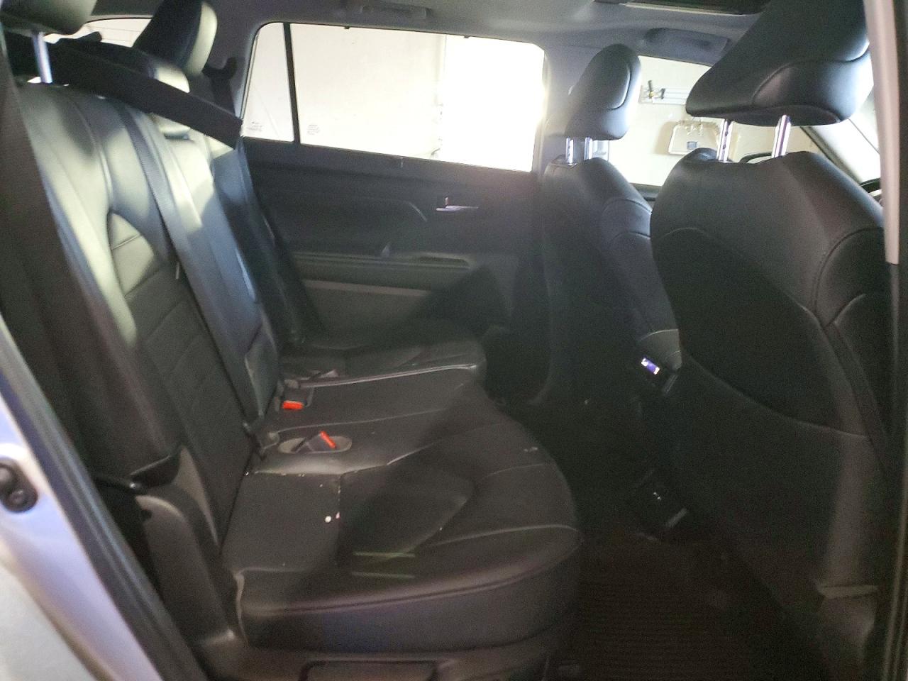 2020 TOYOTA HIGHLANDER XLE photo 10