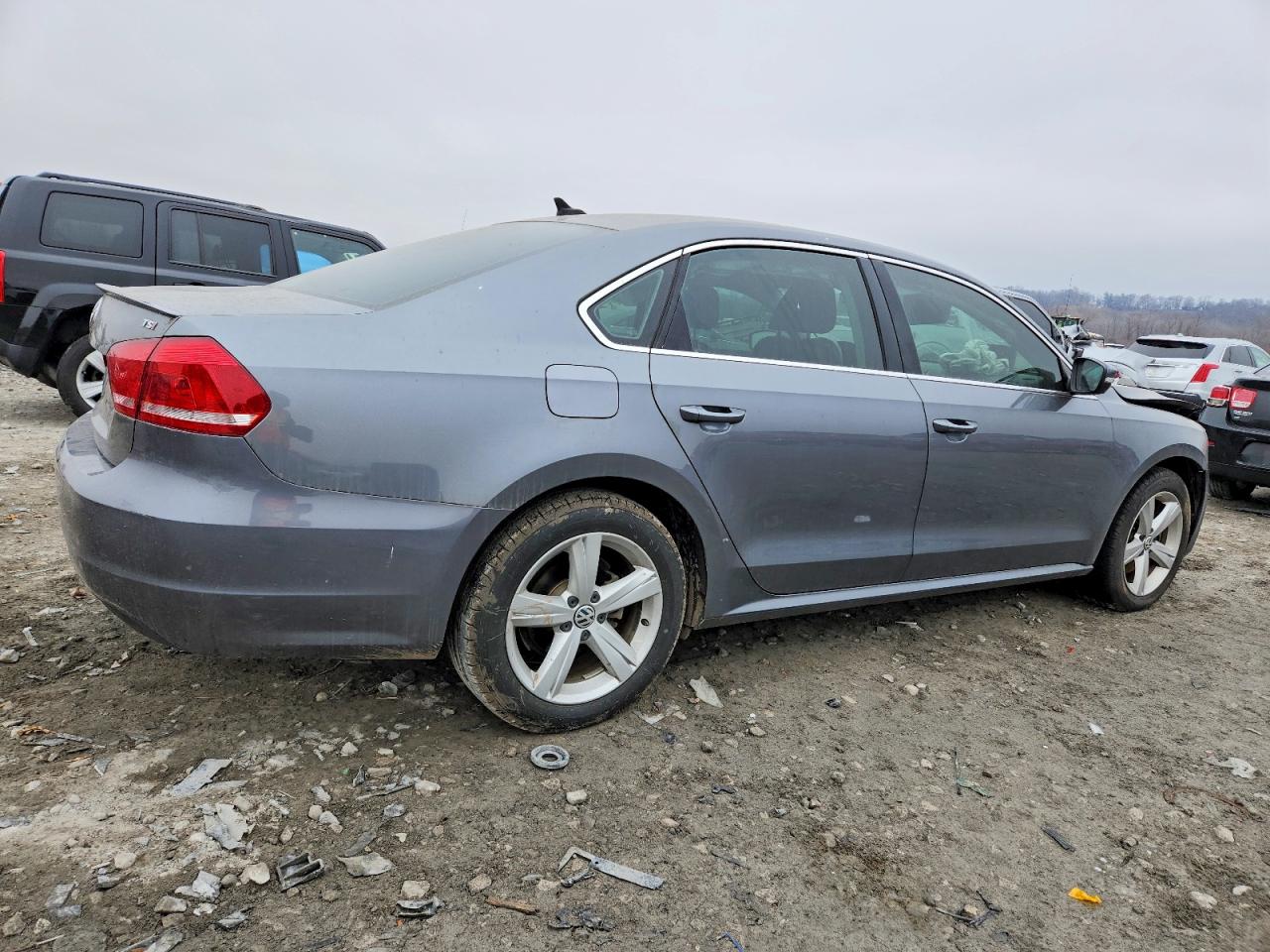 2015 VOLKSWAGEN PASSAT S photo 3