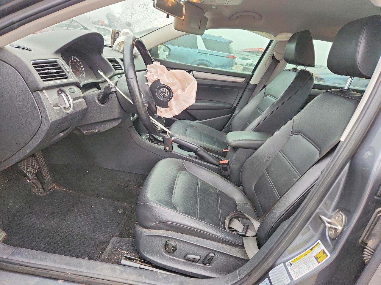 2015 VOLKSWAGEN PASSAT S photo 7