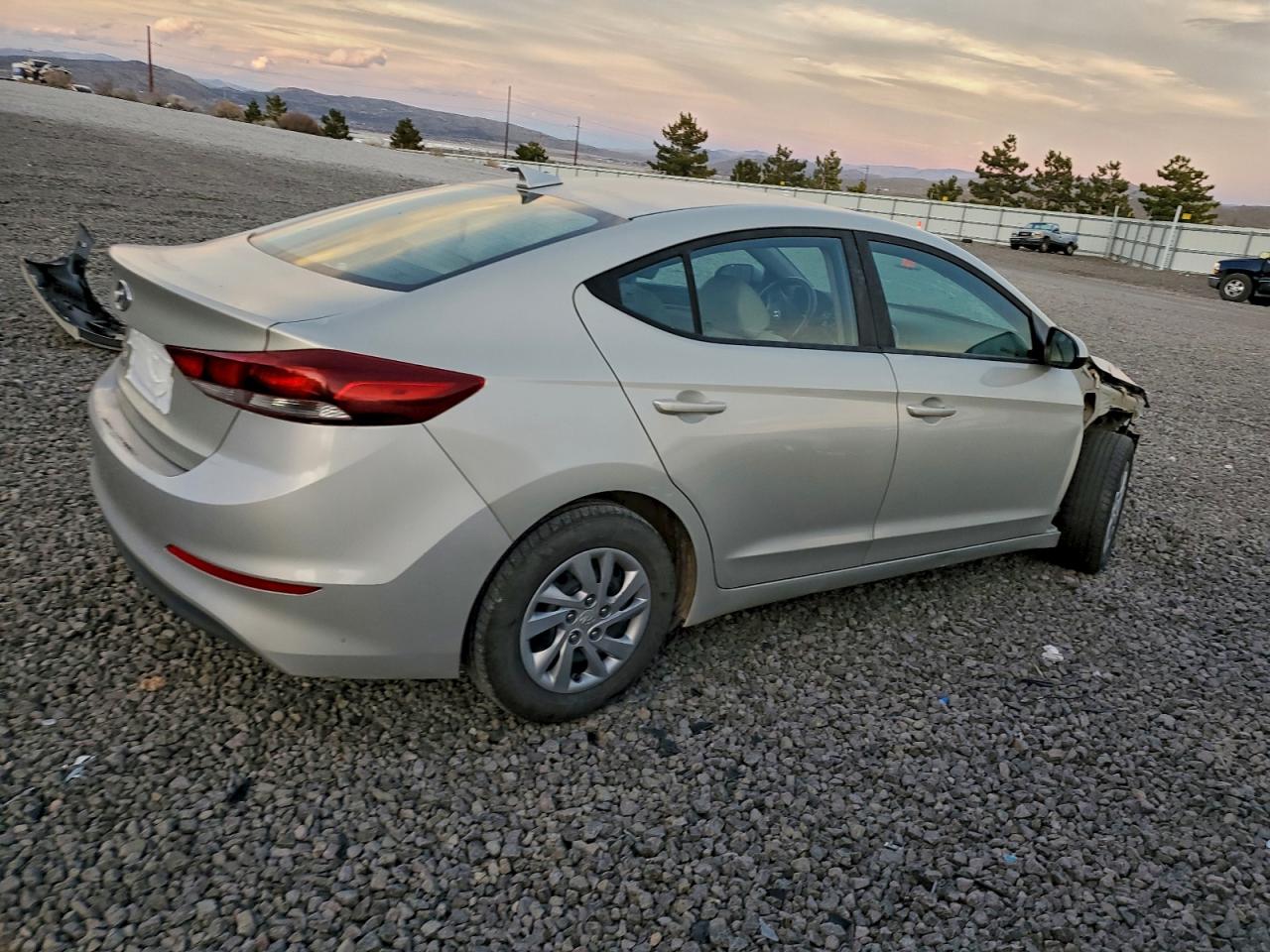 2017 HYUNDAI ELANTRA SE photo 3